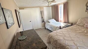 2 室のベッドルーム、WiFi、ベッドシーツ、車椅子でアクセスできる設備