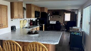 Een microgolfoven, een oven, een kookplaat, een vaatwasser