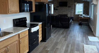 Charming 1-level, 2-Bedroom Lakeside Retreat on Lake Holcombe