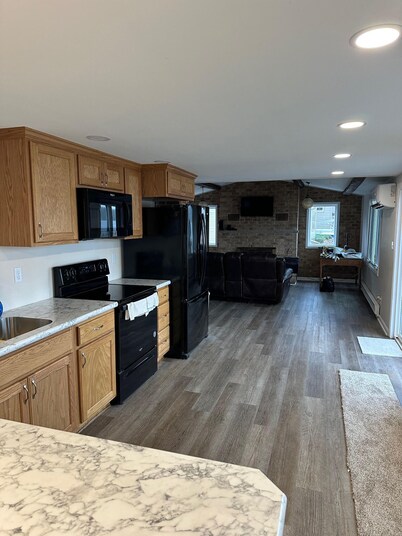 Charming 1-level, 2-Bedroom Lakeside Retreat on Lake Holcombe