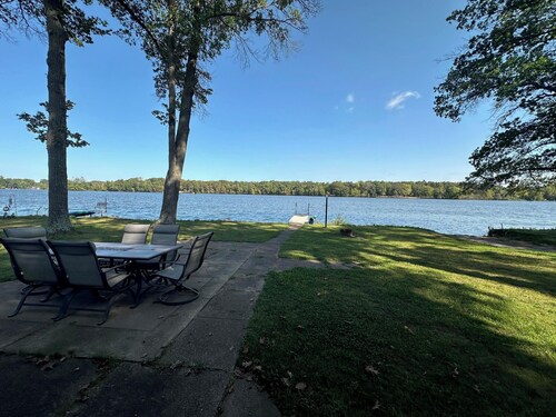 Charming 1-level, 2-Bedroom Lakeside Retreat on Lake Holcombe