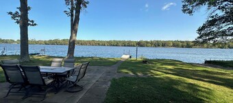 Charming 1-level, 2-Bedroom Lakeside Retreat on Lake Holcombe