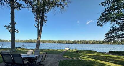 Charming 1-level, 2-Bedroom Lakeside Retreat on Lake Holcombe