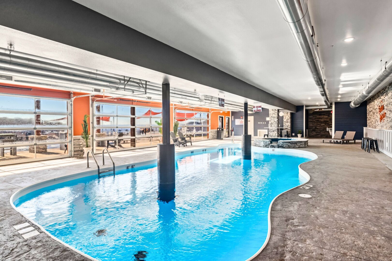 Een binnenzwembad, een verwarmd zwembad