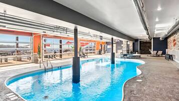 Een binnenzwembad, een verwarmd zwembad