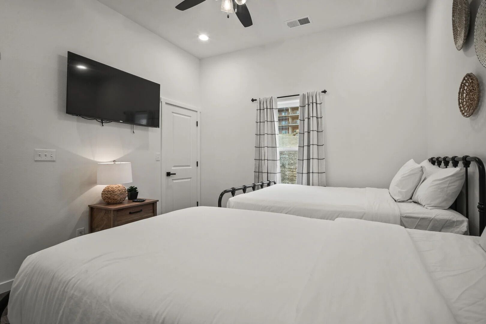 6 slaapkamers, een strijkplank/strijkijzer, reisbedje, gratis wifi