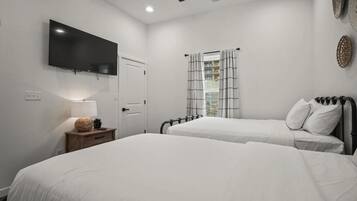 6 slaapkamers, een strijkplank/strijkijzer, reisbedje, gratis wifi