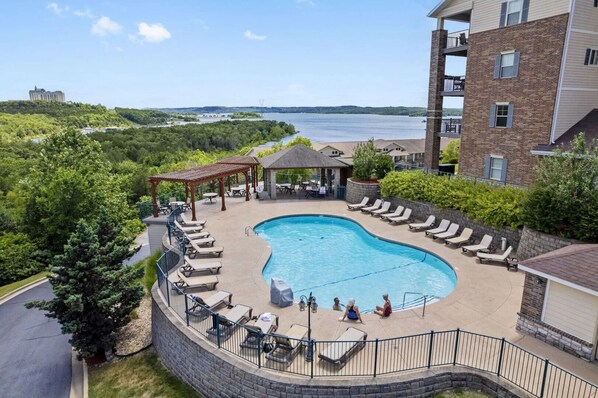 Alberca techada y alberca climatizada