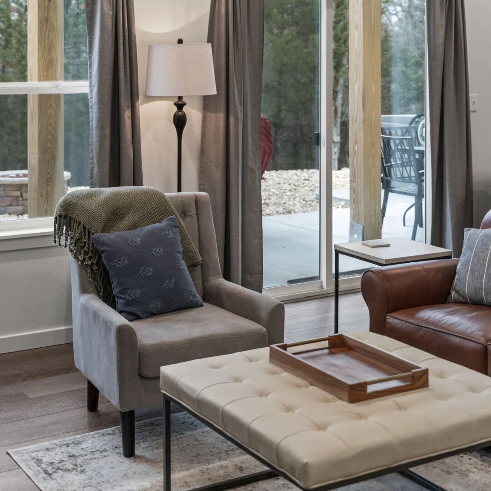 Een smart-tv, een open haard en een tafeltennistafel