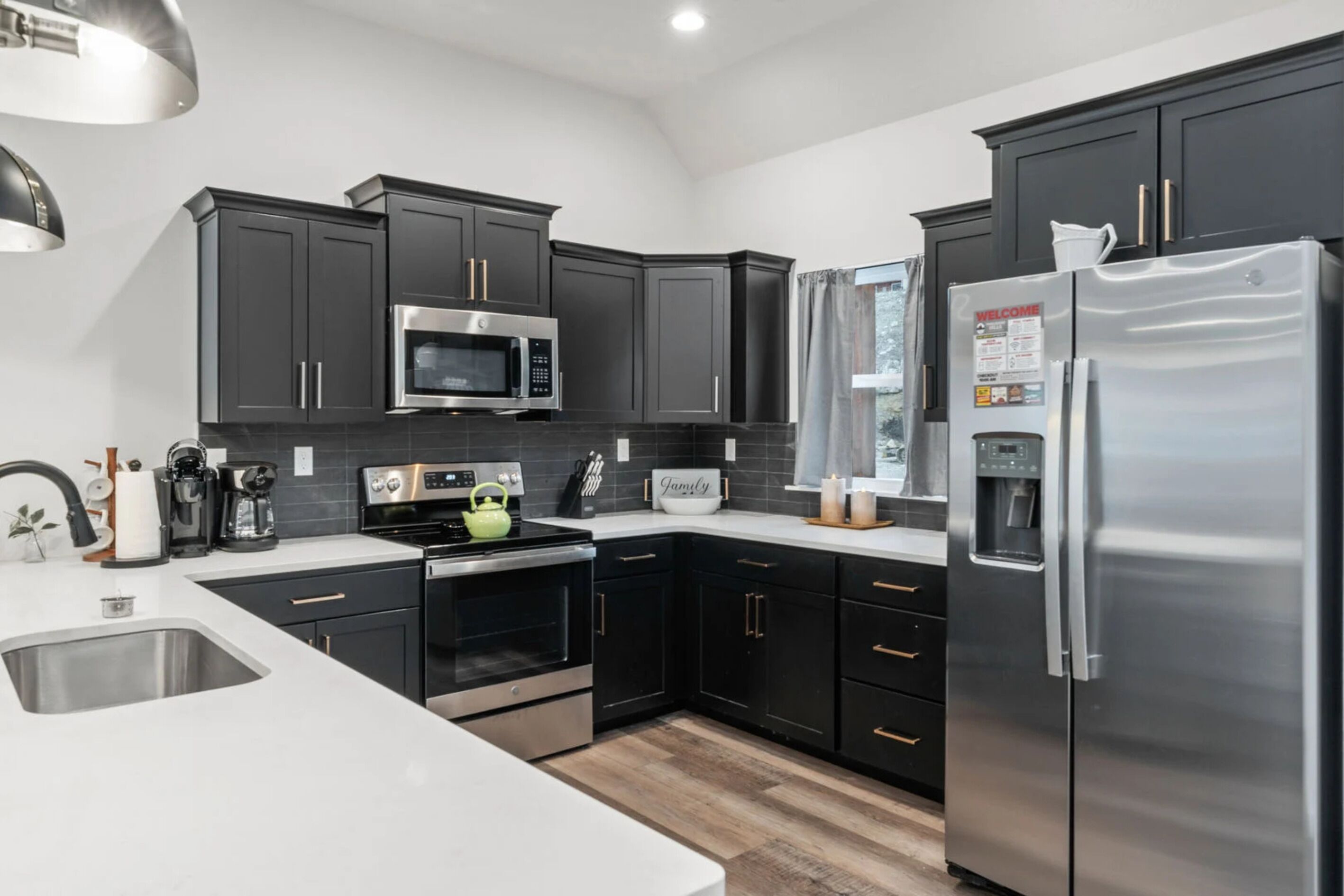 Een koelkast, een magnetron, een oven, een kookplaat