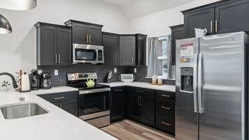 Een koelkast, een magnetron, een oven, een kookplaat