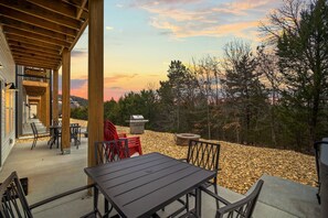Outdoor dining - Lake Front Rooftop Hot Tub Game Room Escape (Branson)