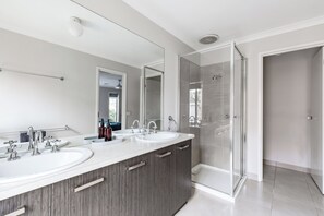 Serviettes fournies, savon, shampoing, papier toilette