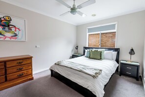 4 عدّة غرف نوم وخدمة الإنترنت وملاءات أسرّة