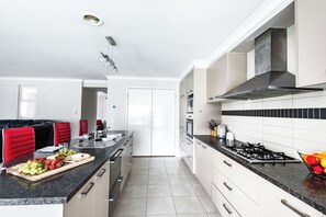Een koelkast, een microgolfoven, een oven, een kookplaat
