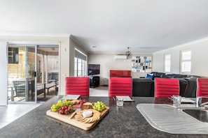 Dining - Pool & Spa | Pet Friendly | Foxtel | Beach Nearby (Ocean Grove)
