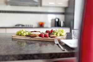 ثلاجة، ميكروويف، فرن، موقد طهي مسطح