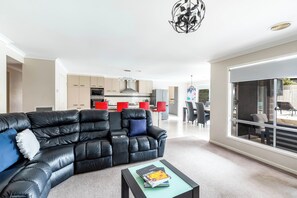 TV - Pool & Spa | Pet Friendly |  Foxtel |  Beach Nearby (Ocean Grove)