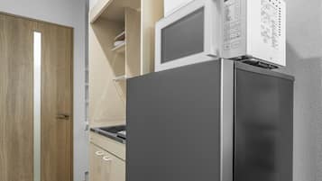 Lemari es, microwave, oven, dan kompor
