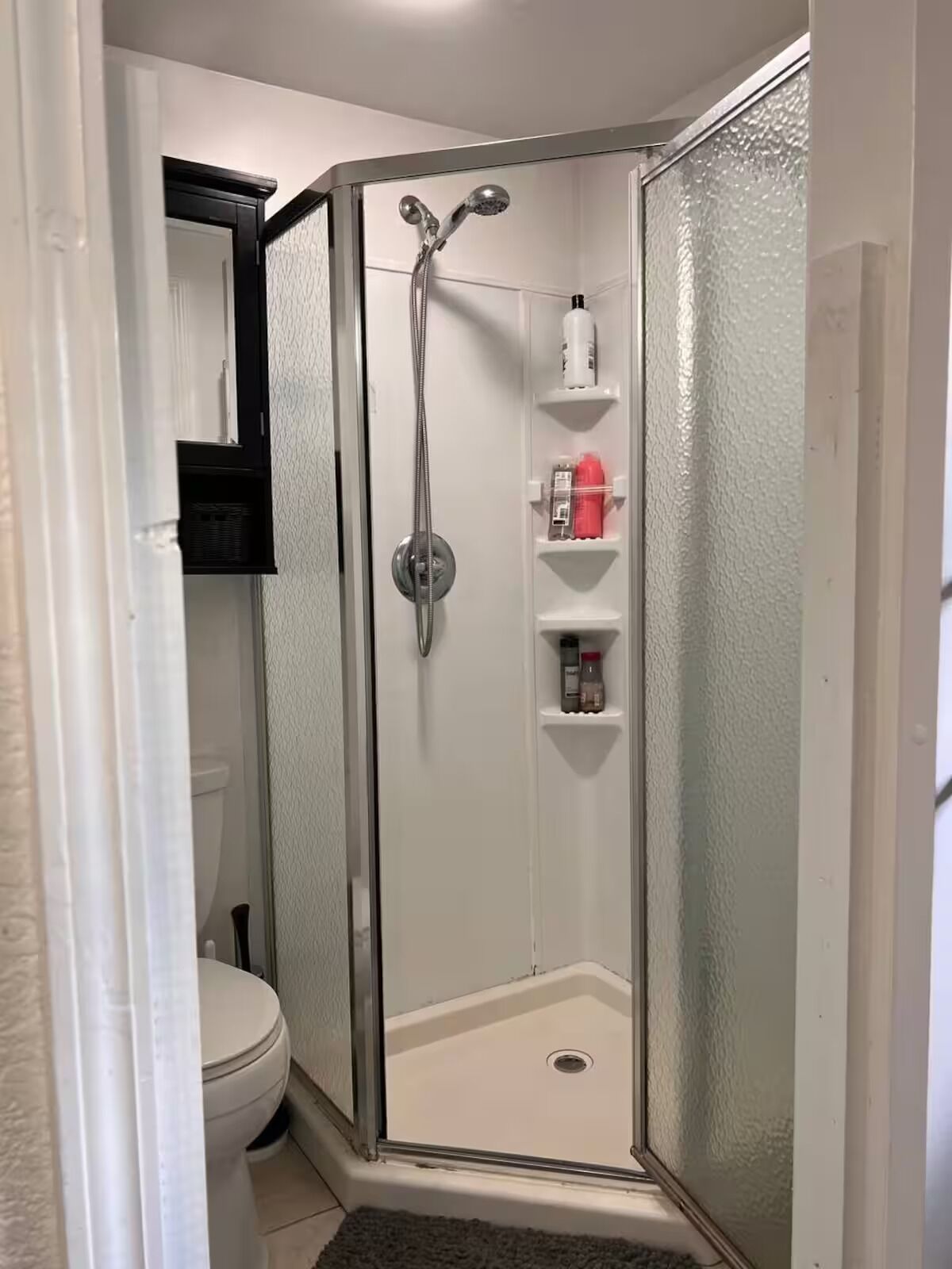 Secadora de cabello, toallas, jabón, papel de baño 