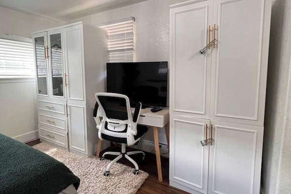 1 slaapkamer, een strijkplank/strijkijzer, wifi