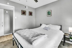 3 عدّة غرف نوم ومكواة/لوح كي وواي فاي وملاءات أسرّة