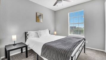 3 habitaciones, tabla de planchar con plancha, wifi y ropa de cama