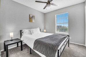 3 habitaciones, tabla de planchar con plancha, wifi y ropa de cama