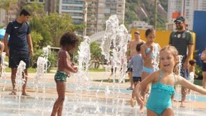 A water play area with multiple water jets and children playing. - Beautiful beachfront apartment in a prime location in Santos for you and your pet. (Santos)
