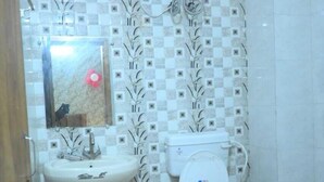 Une salle de bain équipée d’un lavabo, de toilettes et d’un sèche-mains.