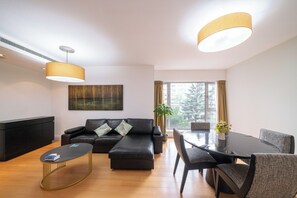 Suite Luxe, 3 chambres, balcon, vue ville | Salle de séjour
