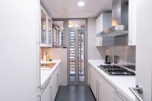 Microwave, oven, stovetop, cookware/dishes/utensils