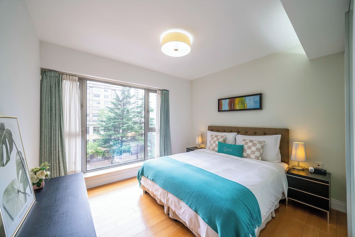 Suite de lujo, 3 habitaciones, balcón, vista a la ciudad | Escritorio, espacio para trabajar con laptop y wifi gratis