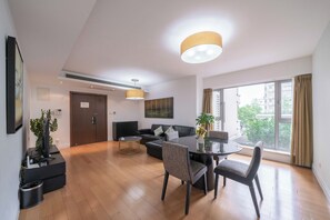 Lyxsvit - 3 sovrum - balkong - utsikt mot staden | Vardagsrum | Smart-tv