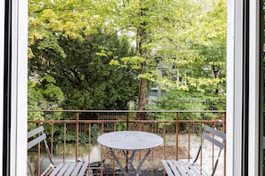 Outdoor dining - Blueground | Seebach, balcony, nr Zürich Zoo (Zurich)