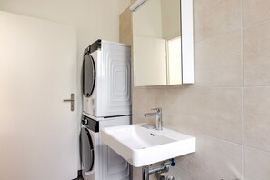 Hair dryer, towels - Blueground | Seebach, balcony, nr Zürich Zoo (Zurich)