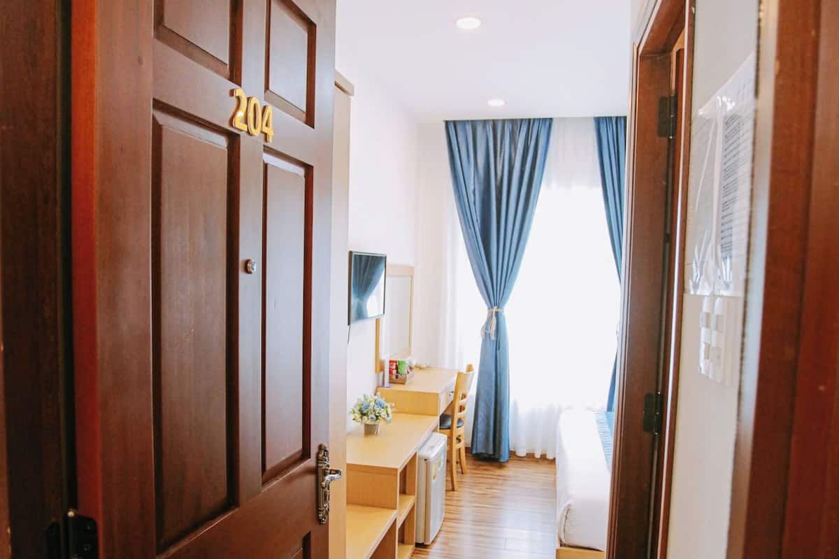 Standard Double Room, Non Smoking, Pets Not Allowed | Desk, free WiFi