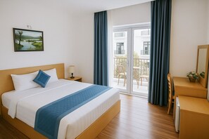 Habitación doble Deluxe, balcón | Escritorio y wifi gratis 