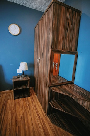 Family Room, Non Smoking, Housekeeping | Desk, free WiFi