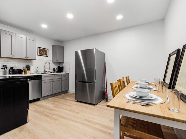 Departamento empresarial, vista a la ciudad | Cocina privada | Refrigerador con congelador, microondas, horno y parrilla de estufa