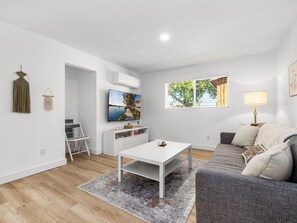 Apartamento com design assinado, vista para a cidade | Área de estar