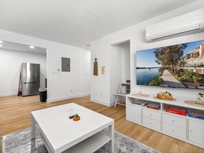 Departamento Prestigio, vista a la ciudad | Área de sala de estar | Smart TV de 65 pulgadas con canales digitales y servicios de streaming