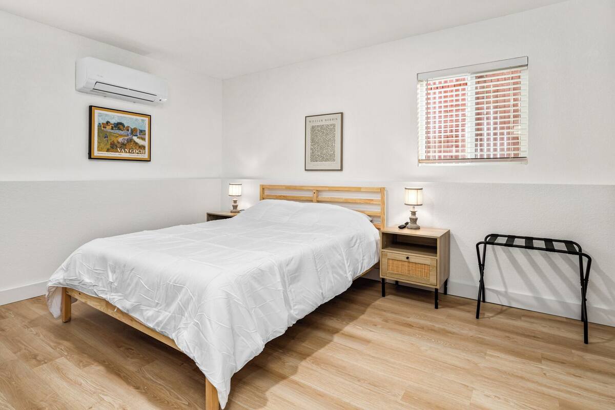 Apartamento econômico, vista para a cidade | Escrivaninha, espaço de trabalho para notebook