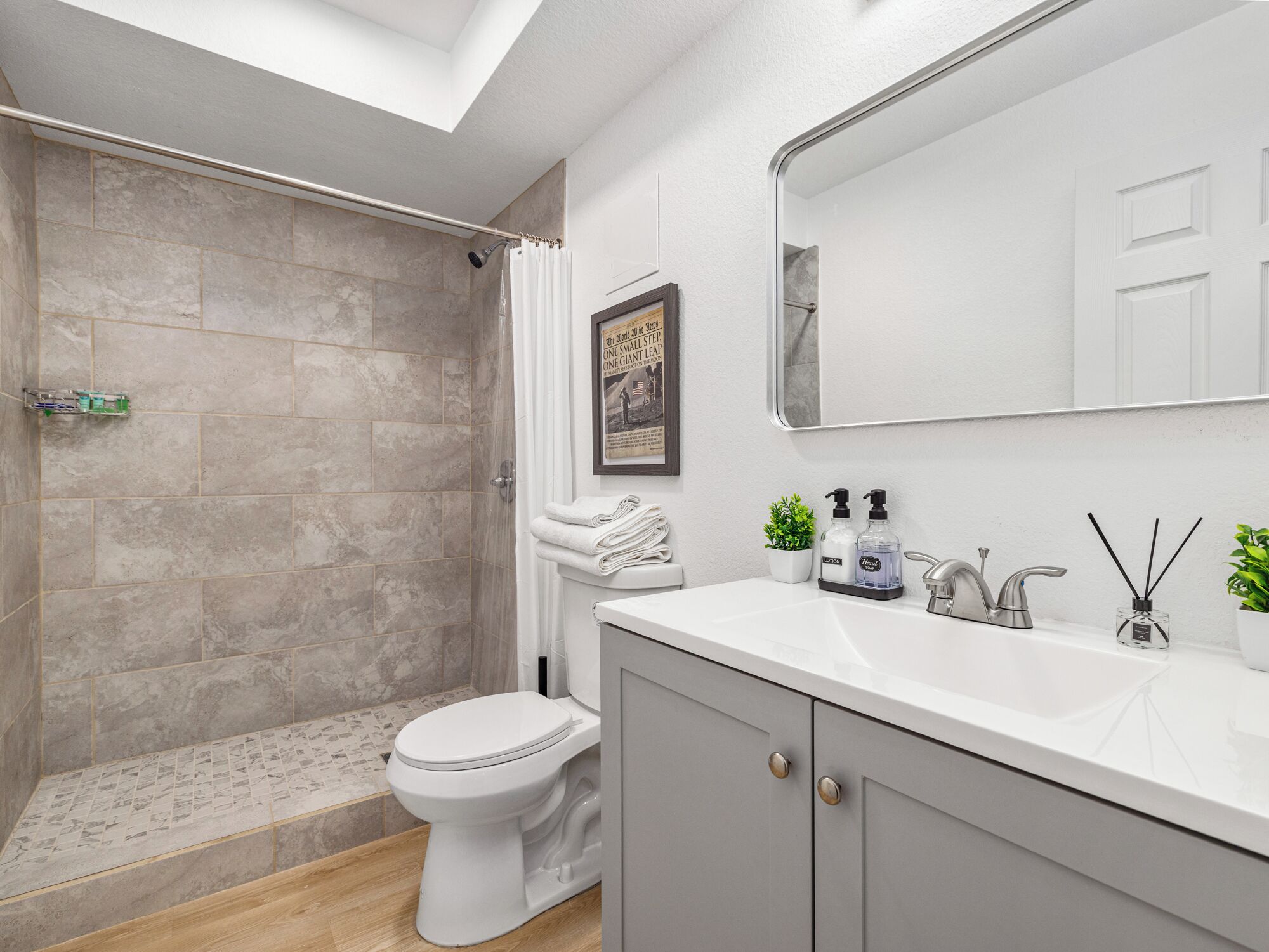 Business Apartment, City View | Bathroom | Shower, free toiletries, hair dryer, towels