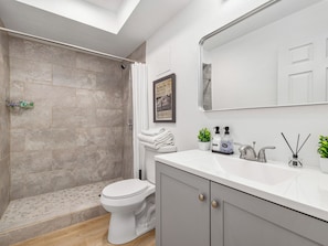Departamento empresarial, vista a la ciudad | Baño | Regadera, amenidades de baño gratuitas, secadora de cabello, toallas
