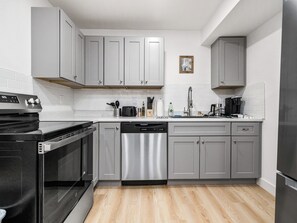 Departamento Confort, vista a la ciudad | Cocina privada | Refrigerador con congelador, microondas, horno y parrilla de estufa