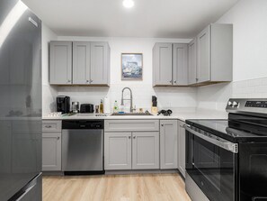 Apartamento design, vista para a cidade | Cozinha privada | Geladeira grande, micro-ondas, fogão, cooktop