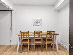 Apartamento econômico, vista para a cidade | Sala de jantar