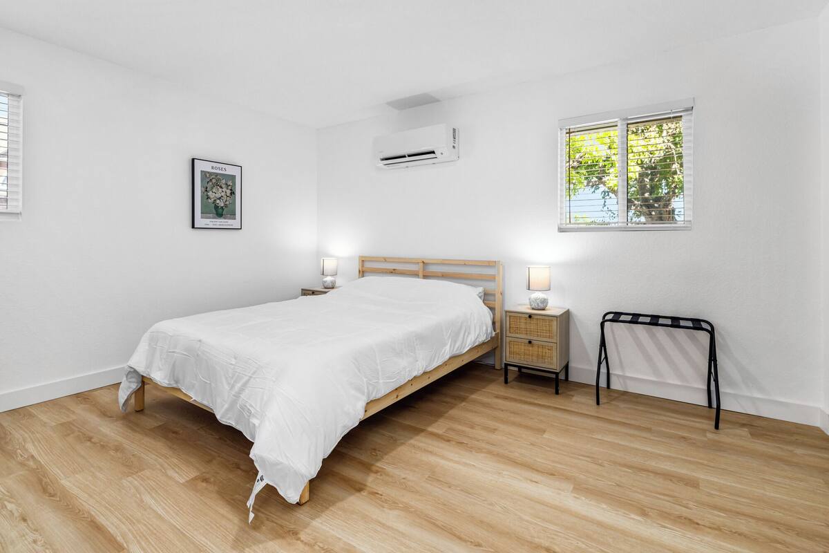 Apartamento com design assinado, vista para a cidade | Banheiro | Chuveiro, produtos de toalete grátis, secador de cabelo