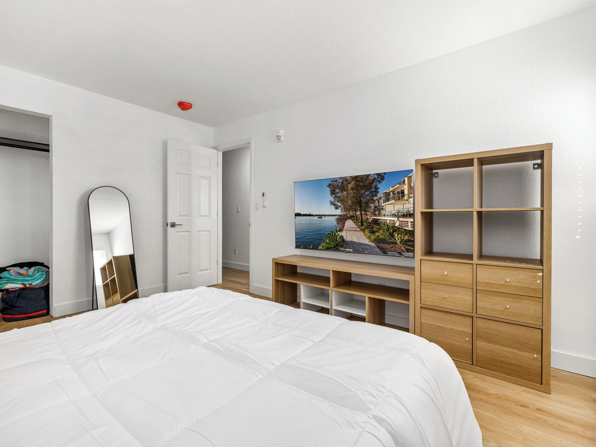 Design Apartment, City View | Desk, laptop workspace, iron/ironing board, free WiFi